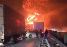 VIDEO: Japānā melnais ledus uz šosejas izraisa smagu avāriju, kur sadūrušies 57 transportlīdzekļi