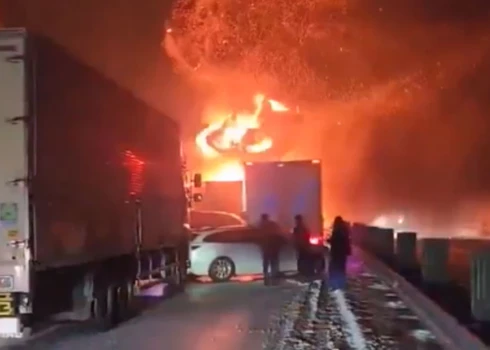 Sadursmes tālākajā galā izcēlās ugunsgrēks, kas izplatījās uz vairāk nekā duci transportlīdzekļu, no kuriem daži pilnībā sadega. 