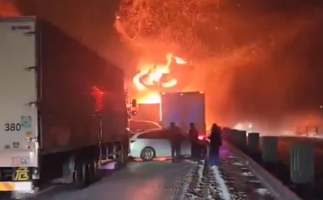 Sadursmes tālākajā galā izcēlās ugunsgrēks, kas izplatījās uz vairāk nekā duci transportlīdzekļu, no kuriem daži pilnībā sadega.