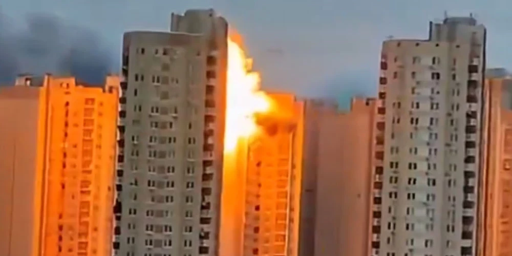 Krievijas drons ietriecas Kijivas augstceltnē.