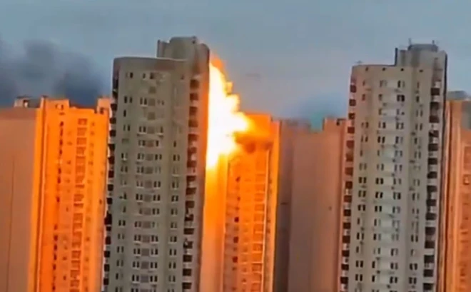 Krievijas drons ietriecas Kijivas augstceltnē.