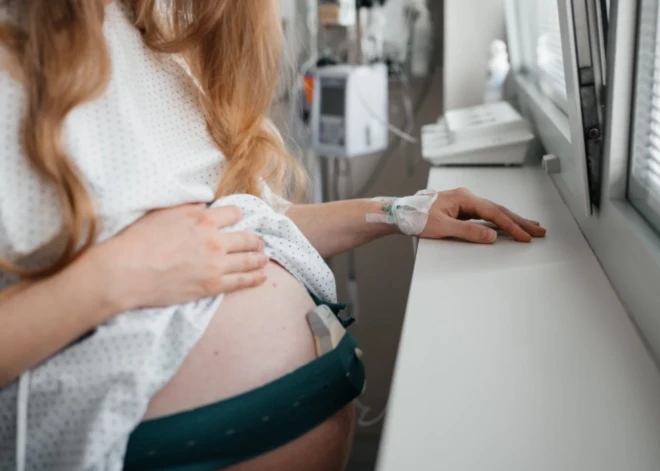 Камеры в родзале: правда о съемке родов в латвийских больницах