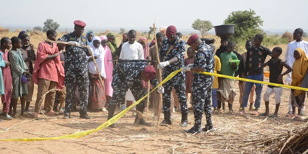 Nigērijas policija Džabo norobežo vietu, kur piezemējās ASV raķete.