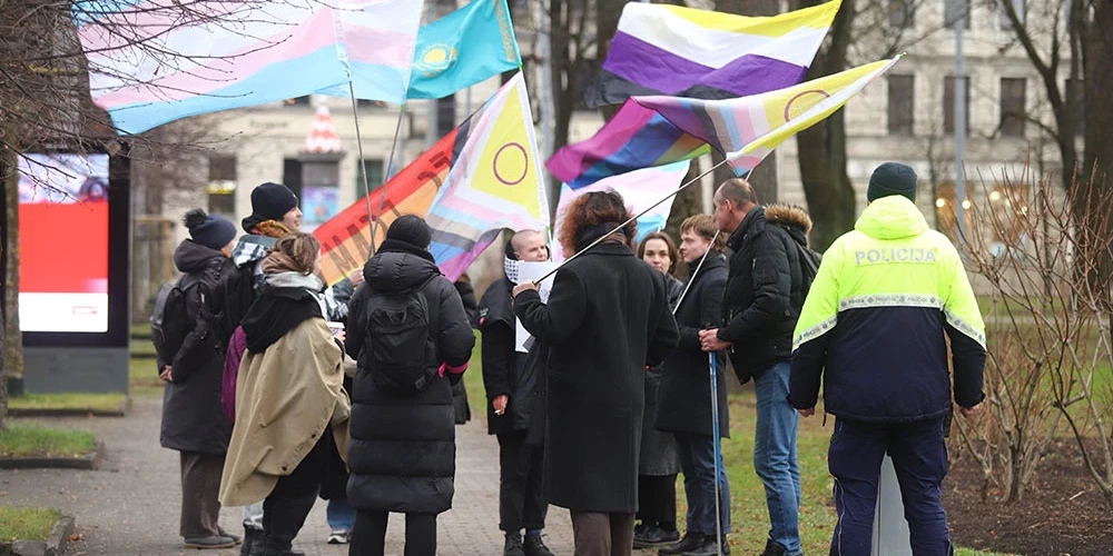 Pulcēšanās notika pretī Kazahstānas vēstniecībai Latvijā.