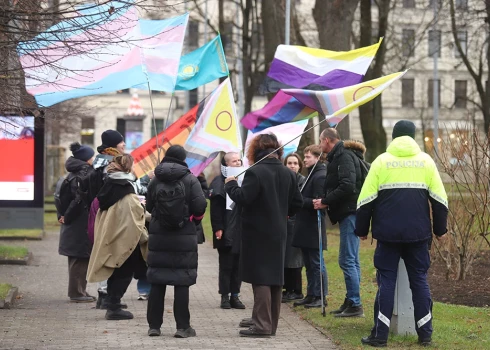 Pulcēšanās notika pretī Kazahstānas vēstniecībai Latvijā.