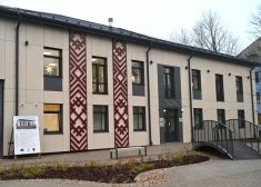 Preiļos Dzimtsarakstu nodaļas ēku tagad rotā latvju raksti un kultūras simboli