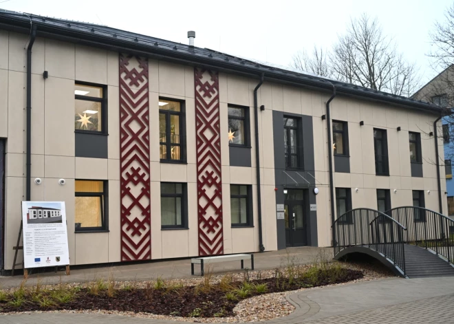 Preiļos Dzimtsarakstu nodaļas ēku tagad rotā latvju raksti un kultūras simboli