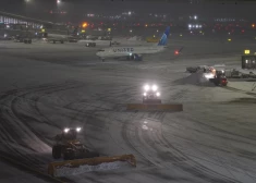 Somijā spēcīgs vējš iepūš divas lidmašīnas sniega kupenās