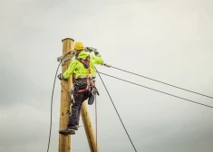 Vējam sasniedzot vētras spēku, bez elektrības palikuši tūkstošiem klientu: smagākā situācija Ogres, Siguldas un Ropažu novados