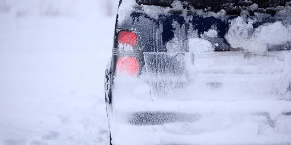 Sniega dēļ daudzviet apgrūtināta braukšana.
