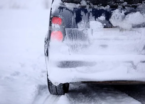 Sniega dēļ daudzviet apgrūtināta braukšana.