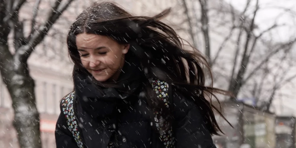 Сильный ветер постепенно стихнет в течение дня.