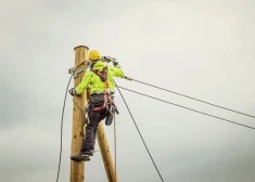 Шторм оставил тысячи жителей Латвии без электричества, больше всего - в Огрском, Сигулдском и Ропажском краях