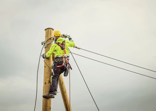 Шторм оставил тысячи жителей Латвии без электричества, больше всего - в Огрском, Сигулдском и Ропажском краях