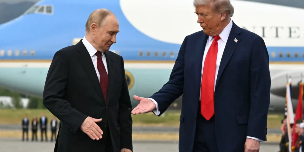  Vladimirs Putins un Donalds Tramps tikšanās laikā Aļaskā.
