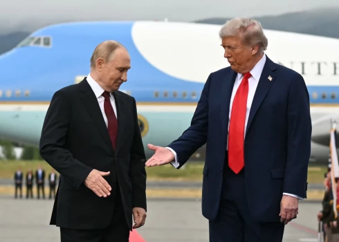  Vladimirs Putins un Donalds Tramps tikšanās laikā Aļaskā.