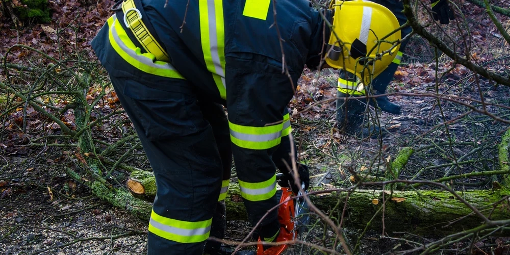Glābējiem ļoti daudz darba, novēršot stiprā vēja radītos postījumus.