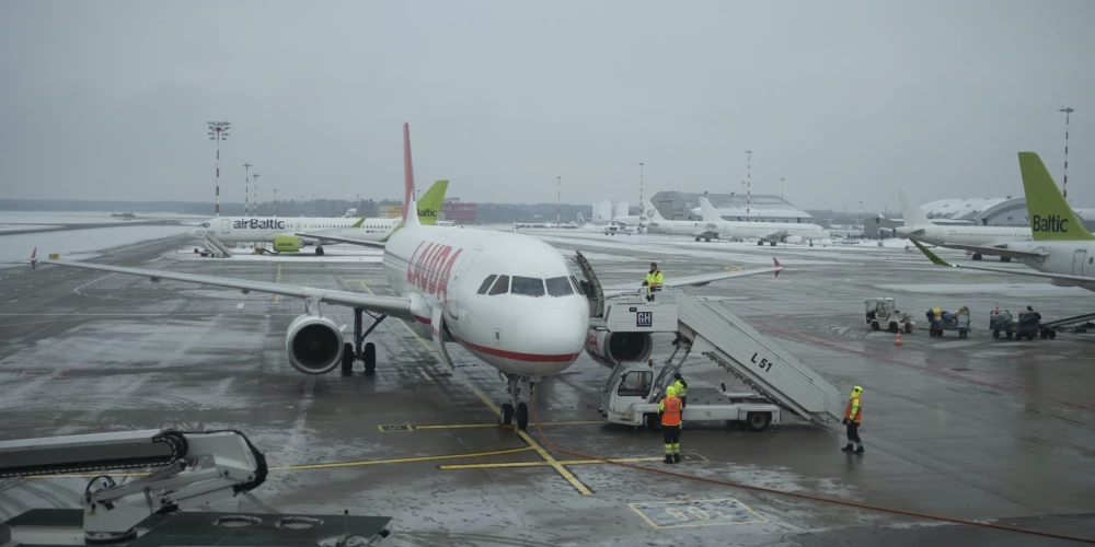 Pasažieri sūdzas, ka reisi pārvirzīti uz citām lidostām.