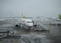 Pasažieri sūdzas par haosu Rīgas lidostā: vētras dēļ lidmašīnas novirzītas uz Dāniju un Lietuvu; cilvēki nakšņo uz grīdas