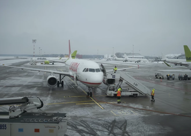 Pasažieri sūdzas par haosu Rīgas lidostā: vētras dēļ lidmašīnas novirzītas uz Dāniju un Lietuvu; cilvēki nakšņo uz grīdas