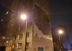 ФОТО: в Болдерае ураганный ветер повредил стену многоэтажного дома, есть и другие разрушения