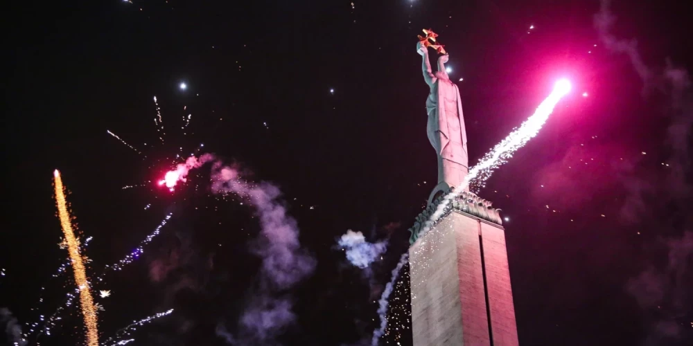 Amsterdamas "Ajax" fani izšauj petardes.