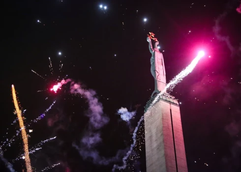 Amsterdamas "Ajax" fani izšauj petardes. 