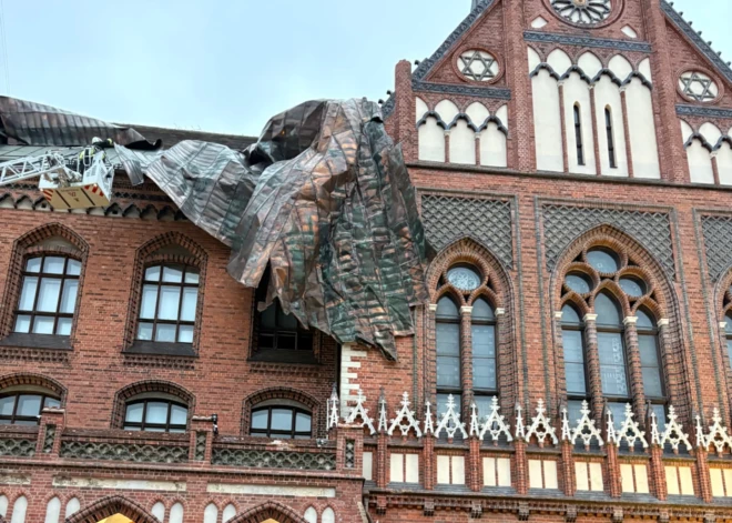 Rīgā apzinātas vētras sekas - stiprais vējš nodarījis postījumus ēku fasādēm, ceļazīmēm un luksoforiem. VIDEO