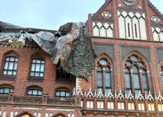 ФОТО: у Академии художеств сорвало крышу, в Болдерае повреждена стена многоэтажного дома, есть и другие разрушения