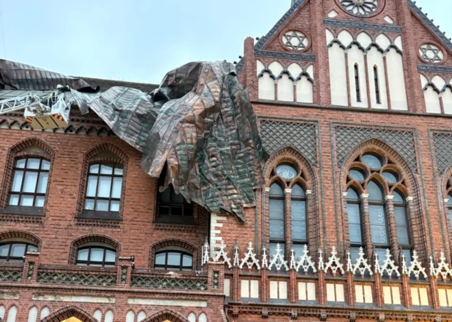 ФОТО: у Академии художеств сорвало крышу, в Болдерае повреждена стена многоэтажного дома, есть и другие разрушения