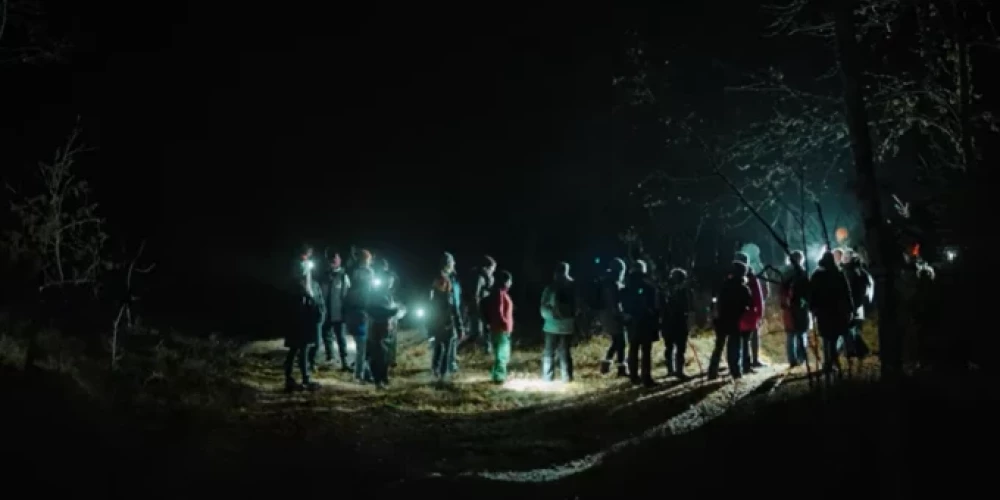 Skolotāji iepazīst mežu drosmīgā pārgājienā.