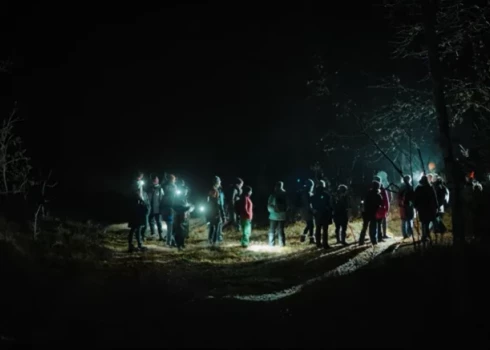 Skolotāji iepazīst mežu drosmīgā pārgājienā.