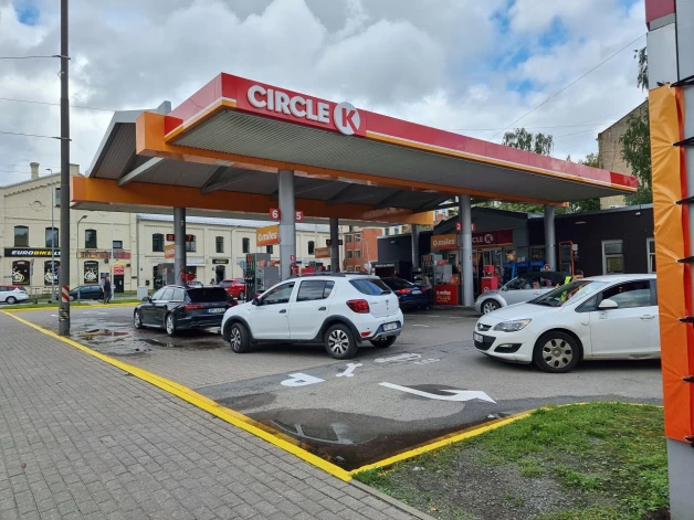 Jārēķinās, ka akcīzes nodokļa dēļ par dažiem centiem litrā 2026. gadā pieaugs degvielas cenas.