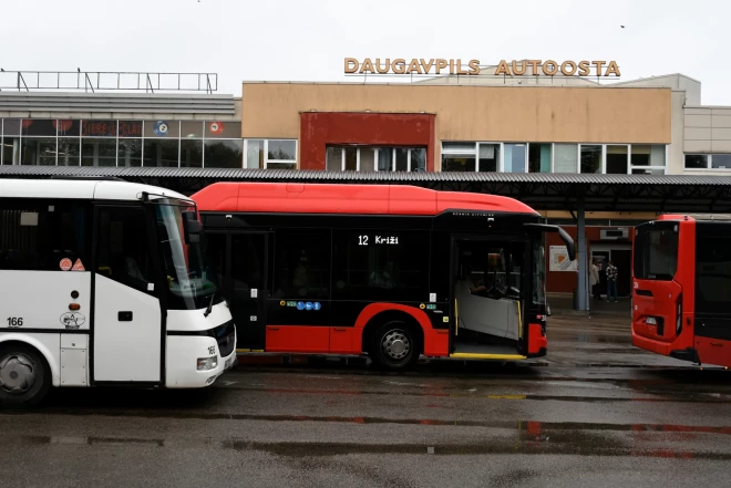 2026. gadā pieaugs autobusu biļešu cena un samazināsies sabiedriskā transporta reisu skaits.