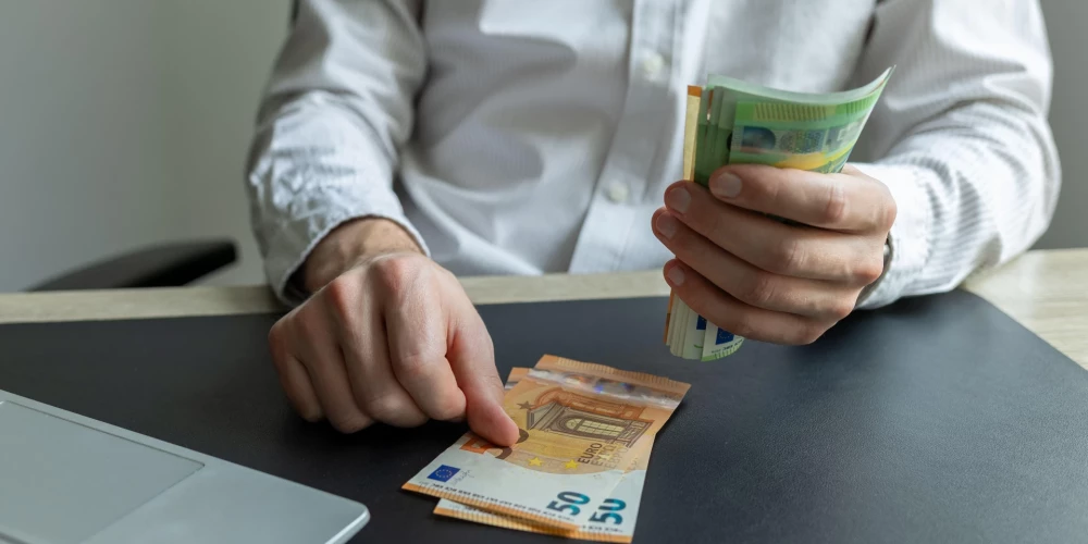 Līdz ar 1. janvāri nauda būs jāskaita savādāk: gan saņemsim vairāk, gan arī vairāk tērēsim.