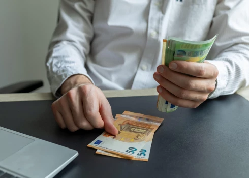 Līdz ar 1. janvāri nauda būs jāskaita savādāk: gan saņemsim vairāk, gan arī vairāk tērēsim.