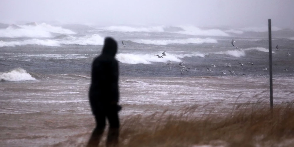 Ветер не отпускает Латвию.