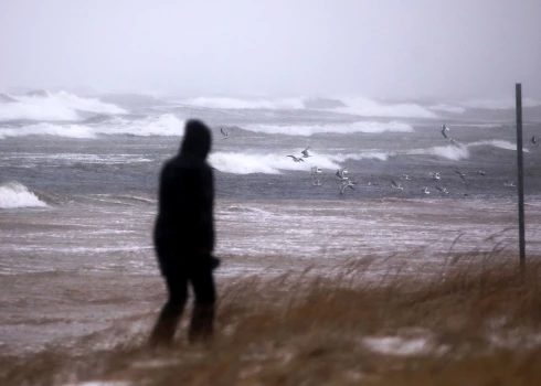 Ветер не отпускает Латвию.