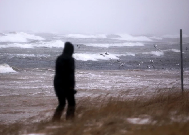 Понедельник начнется с непогоды: где ждать осадки, снег до 4 см и самые сильные порывы ветра