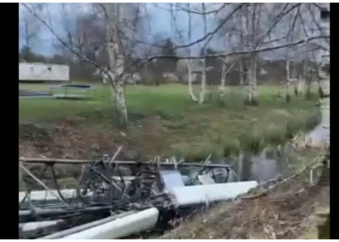 Spēcīgais vējš nogāzis sakaru torni Lapmežciemā