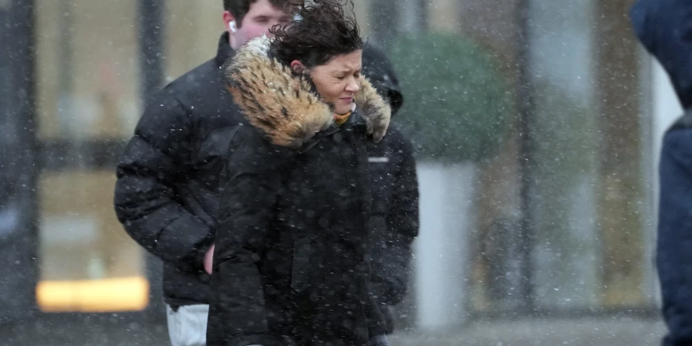 Brāzmains vējš turpināsies arī darba nedēļas sākumā.