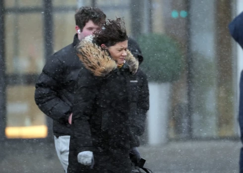 Brāzmains vējš turpināsies arī darba nedēļas sākumā.