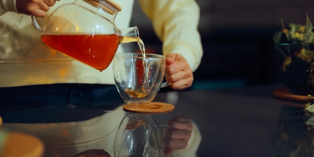 Tējas vēlams saldināt ar medu. Tas palīdzēs organismam kompensēt enerģijas zudumu, kas rodas, cīnoties ar slimību.