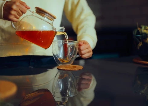 Tējas vēlams saldināt ar medu. Tas palīdzēs organismam kompensēt enerģijas zudumu, kas rodas, cīnoties ar slimību.