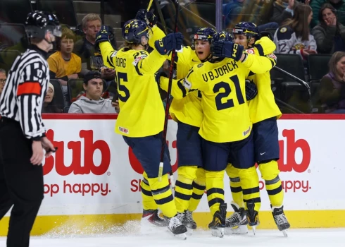 Zviedrijas hokejisti pasaules junioru čempionātā tiek pie otrā panākuma. 
