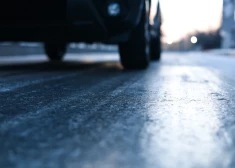 Sniegs un apledojums daudzviet valstī apgrūtina braukšanu