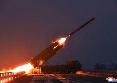 Ziemeļkorejas līderis Kims Čenuns svētdien pārraudzīja tāla darbības rādiusa spārnoto raķešu izmēģinājumus