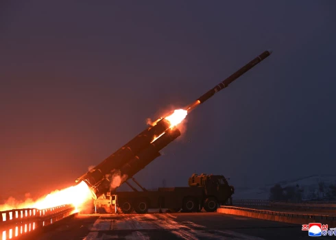 Ziemeļkoreja izmēģinājusi divas stratēģiskās tāla darbības rādiusa spārnotās raķetes.