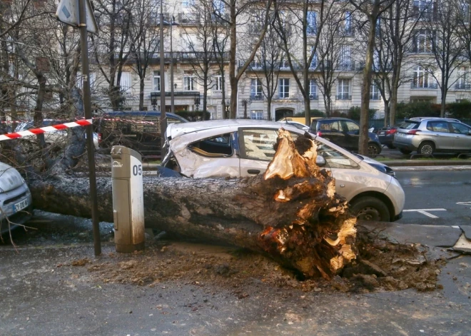 Rīgā apzinātas vētras sekas - vējš nodarījis postījumus ēku fasādēm, ceļazīmēm un luksoforiem, cietusi arī Mākslas akadēmija. VIDEO
