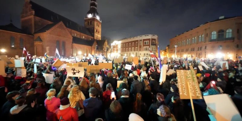  6.novembrī, spītējot drēgnajam laikam, vienā no pēdējo gadu vērienīgākajiem protestiem pulcējās 10 000 cilvēku.
